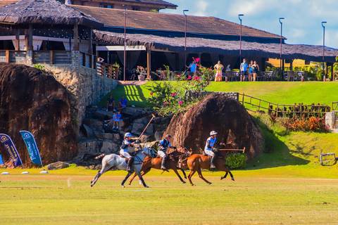 As imagens capturam a força e a elegância do polo. No Polo Club, a tradição e a emoção do esporte equestre brilham no V Torneio Polomar.'