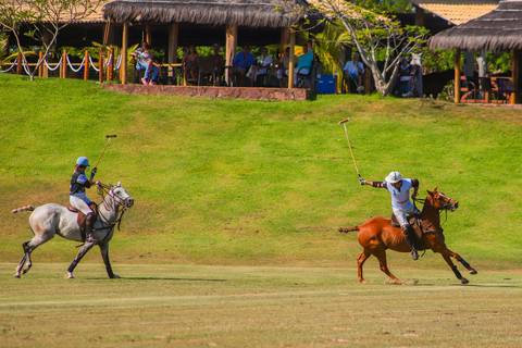 As imagens capturam a força e a elegância do polo. No Polo Club, a tradição e a emoção do esporte equestre brilham no V Torneio Polomar.'