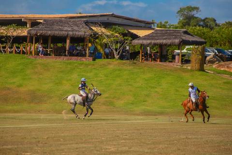 As imagens capturam a força e a elegância do polo. No Polo Club, a tradição e a emoção do esporte equestre brilham no V Torneio Polomar.'