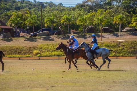 As imagens capturam a força e a elegância do polo. No Polo Club, a tradição e a emoção do esporte equestre brilham no V Torneio Polomar.'