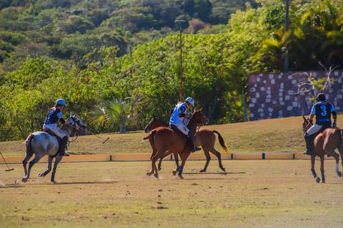 As imagens capturam a força e a elegância do polo. No Polo Club, a tradição e a emoção do esporte equestre brilham no V Torneio Polomar.'