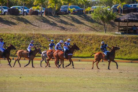 As imagens capturam a força e a elegância do polo. No Polo Club, a tradição e a emoção do esporte equestre brilham no V Torneio Polomar.'