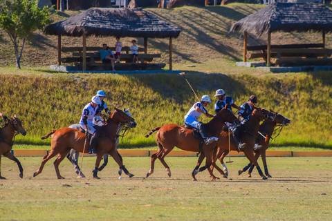 As imagens capturam a força e a elegância do polo. No Polo Club, a tradição e a emoção do esporte equestre brilham no V Torneio Polomar.'