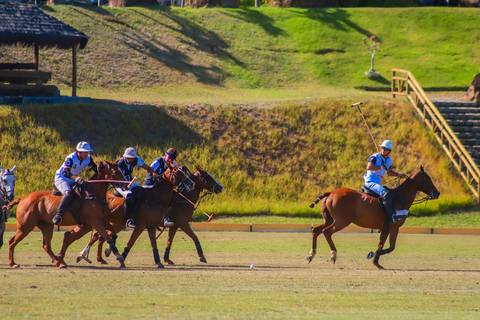 As imagens capturam a força e a elegância do polo. No Polo Club, a tradição e a emoção do esporte equestre brilham no V Torneio Polomar.'