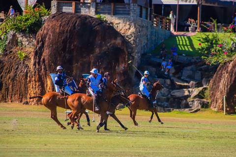 As imagens capturam a força e a elegância do polo. No Polo Club, a tradição e a emoção do esporte equestre brilham no V Torneio Polomar.'