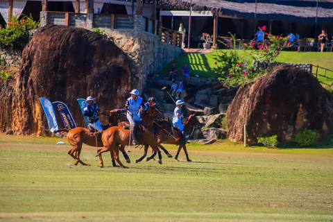 O Polo Club de Praia do Forte reuniu atletas e amantes do polo em um torneio inesquecível. Veja os destaques do V Torneio Polomar!'