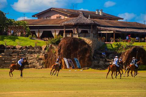 O Polo Club de Praia do Forte reuniu atletas e amantes do polo em um torneio inesquecível. Veja os destaques do V Torneio Polomar!'