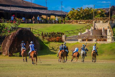 O Polo Club de Praia do Forte reuniu atletas e amantes do polo em um torneio inesquecível. Veja os destaques do V Torneio Polomar!'
