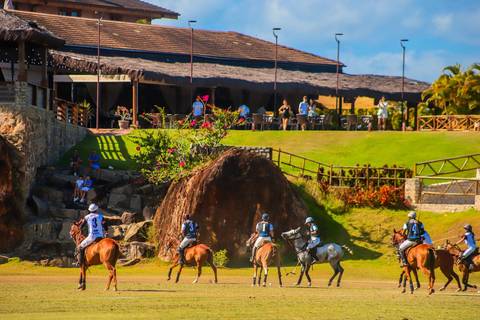 O Polo Club de Praia do Forte reuniu atletas e amantes do polo em um torneio inesquecível. Veja os destaques do V Torneio Polomar!'