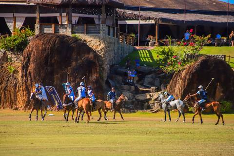 O Polo Club de Praia do Forte reuniu atletas e amantes do polo em um torneio inesquecível. Veja os destaques do V Torneio Polomar!'