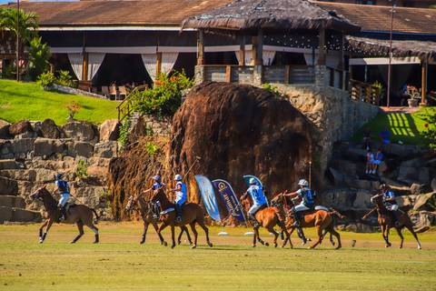 O Polo Club de Praia do Forte reuniu atletas e amantes do polo em um torneio inesquecível. Veja os destaques do V Torneio Polomar!'