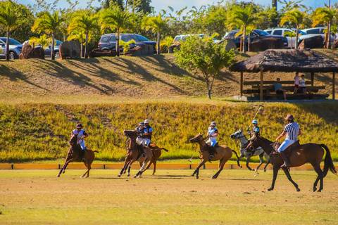 O Polo Club de Praia do Forte reuniu atletas e amantes do polo em um torneio inesquecível. Veja os destaques do V Torneio Polomar!'