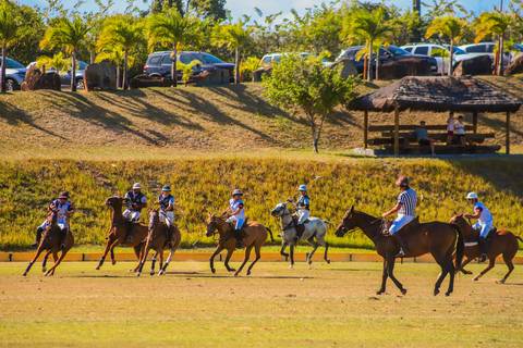 O Polo Club de Praia do Forte reuniu atletas e amantes do polo em um torneio inesquecível. Veja os destaques do V Torneio Polomar!'