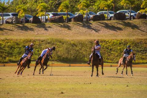 Registros incríveis das partidas no V Torneio Polomar, onde a habilidade dos jogadores e a força dos cavalos criaram momentos inesquecíveis no Polo Club'