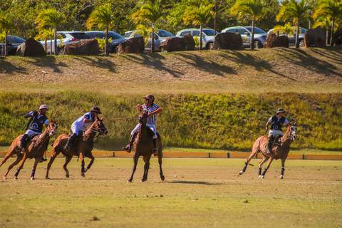 Registros incríveis das partidas no V Torneio Polomar, onde a habilidade dos jogadores e a força dos cavalos criaram momentos inesquecíveis no Polo Club'