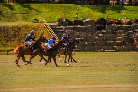 Registros incríveis das partidas no V Torneio Polomar, onde a habilidade dos jogadores e a força dos cavalos criaram momentos inesquecíveis no Polo Club'