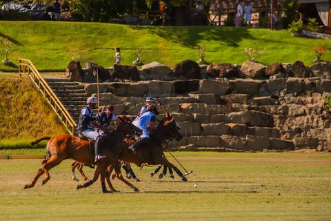 Registros incríveis das partidas no V Torneio Polomar, onde a habilidade dos jogadores e a força dos cavalos criaram momentos inesquecíveis no Polo Club'