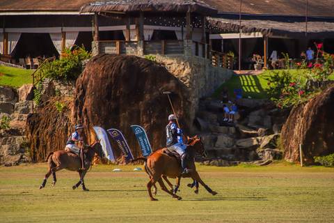 Registros incríveis das partidas no V Torneio Polomar, onde a habilidade dos jogadores e a força dos cavalos criaram momentos inesquecíveis no Polo Club'