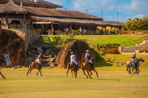 Registros incríveis das partidas no V Torneio Polomar, onde a habilidade dos jogadores e a força dos cavalos criaram momentos inesquecíveis no Polo Club'