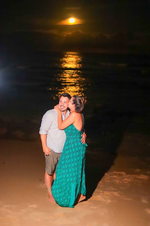 pedido de casamento especial na praia, ensaio fotográfico ao luar, fotógrafo para momentos inesquecíveis Bahia, pedido de casamento ao lado do Projeto Tamar, fotos mágicas na praia de noite, ensaio ao nascer da lua na praia, fotógrafo para pedidos de casa'
