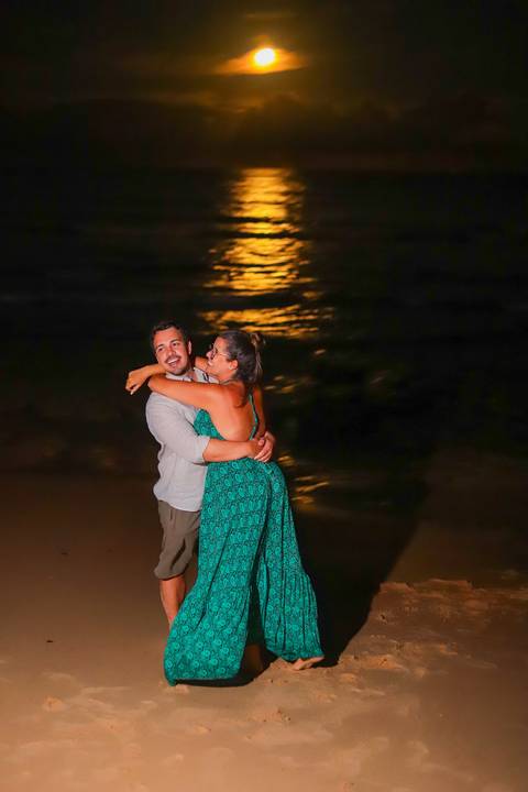 pedido de casamento especial na praia, ensaio fotográfico ao luar, fotógrafo para momentos inesquecíveis Bahia, pedido de casamento ao lado do Projeto Tamar, fotos mágicas na praia de noite, ensaio ao nascer da lua na praia, fotógrafo para pedidos de casa'