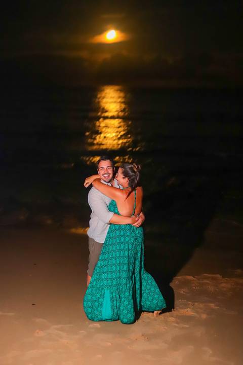 pedido de casamento especial na praia, ensaio fotográfico ao luar, fotógrafo para momentos inesquecíveis Bahia, pedido de casamento ao lado do Projeto Tamar, fotos mágicas na praia de noite, ensaio ao nascer da lua na praia, fotógrafo para pedidos de casa'