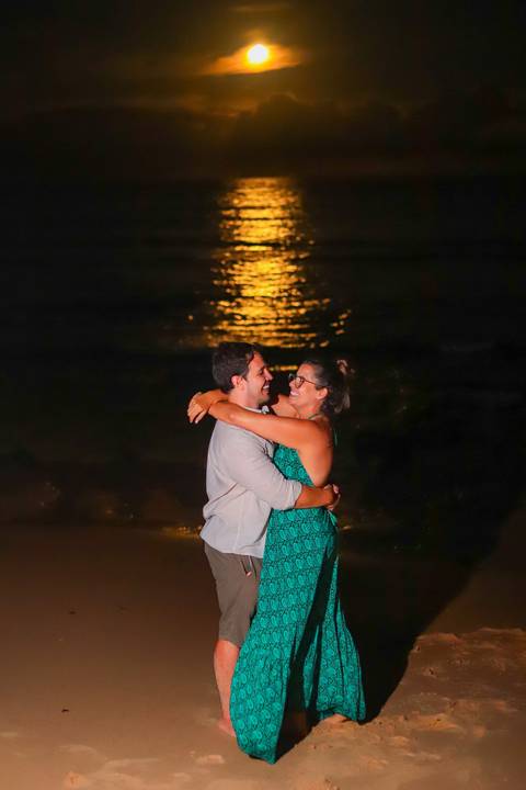 pedido de casamento especial na praia, ensaio fotográfico ao luar, fotógrafo para momentos inesquecíveis Bahia, pedido de casamento ao lado do Projeto Tamar, fotos mágicas na praia de noite, ensaio ao nascer da lua na praia, fotógrafo para pedidos de casa'