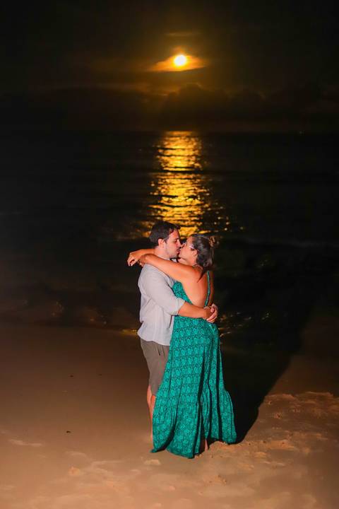 pedido de casamento especial na praia, ensaio fotográfico ao luar, fotógrafo para momentos inesquecíveis Bahia, pedido de casamento ao lado do Projeto Tamar, fotos mágicas na praia de noite, ensaio ao nascer da lua na praia, fotógrafo para pedidos de casa'