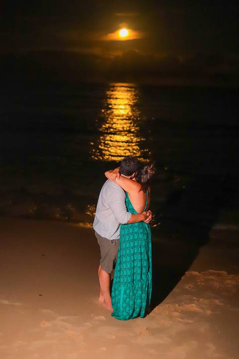 pedido de casamento especial na praia, ensaio fotográfico ao luar, fotógrafo para momentos inesquecíveis Bahia, pedido de casamento ao lado do Projeto Tamar, fotos mágicas na praia de noite, ensaio ao nascer da lua na praia, fotógrafo para pedidos de casa'