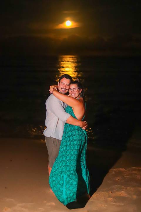 pedido de casamento especial na praia, ensaio fotográfico ao luar, fotógrafo para momentos inesquecíveis Bahia, pedido de casamento ao lado do Projeto Tamar, fotos mágicas na praia de noite, ensaio ao nascer da lua na praia, fotógrafo para pedidos de casa'
