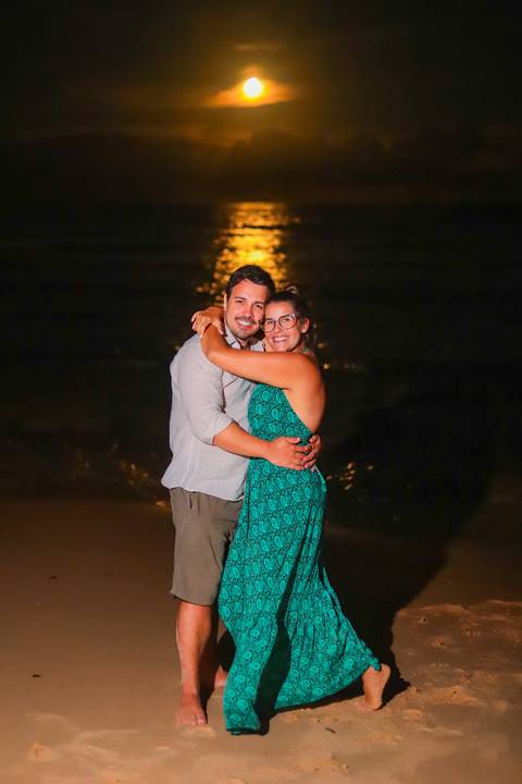 pedido de casamento especial na praia, ensaio fotográfico ao luar, fotógrafo para momentos inesquecíveis Bahia, pedido de casamento ao lado do Projeto Tamar, fotos mágicas na praia de noite, ensaio ao nascer da lua na praia, fotógrafo para pedidos de casa'