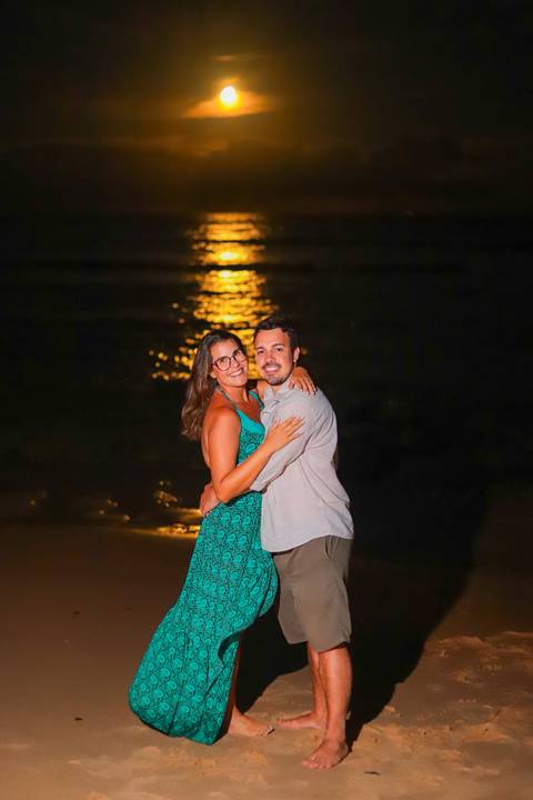 pedido de casamento especial na praia, ensaio fotográfico ao luar, fotógrafo para momentos inesquecíveis Bahia, pedido de casamento ao lado do Projeto Tamar, fotos mágicas na praia de noite, ensaio ao nascer da lua na praia, fotógrafo para pedidos de casa'