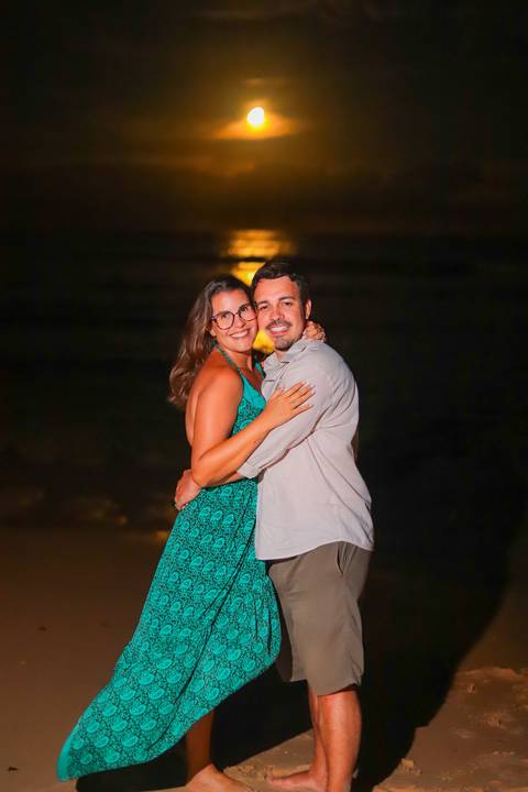 pedido de casamento especial na praia, ensaio fotográfico ao luar, fotógrafo para momentos inesquecíveis Bahia, pedido de casamento ao lado do Projeto Tamar, fotos mágicas na praia de noite, ensaio ao nascer da lua na praia, fotógrafo para pedidos de casa'