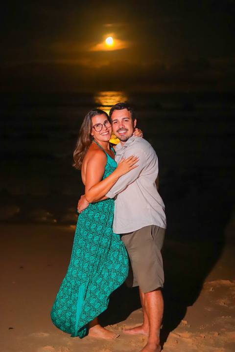 pedido de casamento especial na praia, ensaio fotográfico ao luar, fotógrafo para momentos inesquecíveis Bahia, pedido de casamento ao lado do Projeto Tamar, fotos mágicas na praia de noite, ensaio ao nascer da lua na praia, fotógrafo para pedidos de casa'