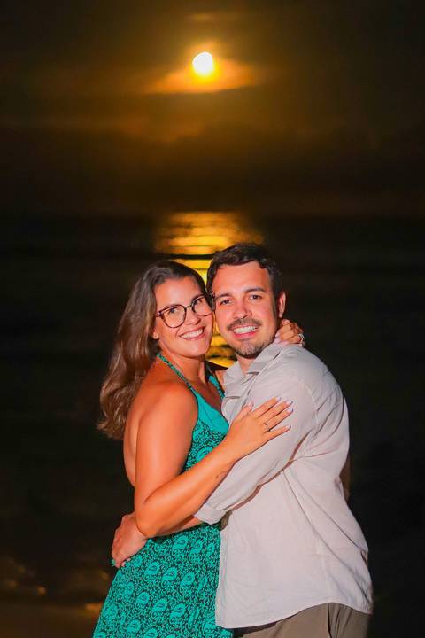 pedido de casamento especial na praia, ensaio fotográfico ao luar, fotógrafo para momentos inesquecíveis Bahia, pedido de casamento ao lado do Projeto Tamar, fotos mágicas na praia de noite, ensaio ao nascer da lua na praia, fotógrafo para pedidos de casa'