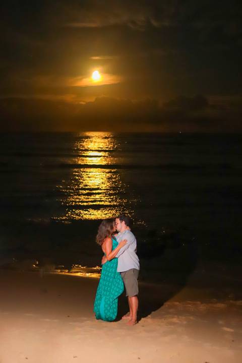 pedido de casamento especial na praia, ensaio fotográfico ao luar, fotógrafo para momentos inesquecíveis Bahia, pedido de casamento ao lado do Projeto Tamar, fotos mágicas na praia de noite, ensaio ao nascer da lua na praia, fotógrafo para pedidos de casa'
