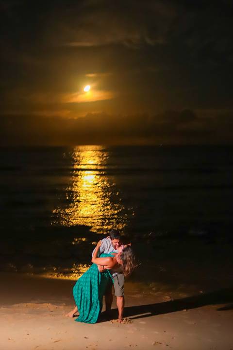pedido de casamento especial na praia, ensaio fotográfico ao luar, fotógrafo para momentos inesquecíveis Bahia, pedido de casamento ao lado do Projeto Tamar, fotos mágicas na praia de noite, ensaio ao nascer da lua na praia, fotógrafo para pedidos de casa'