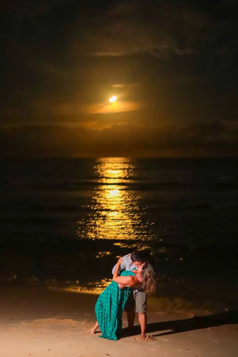 pedido de casamento especial na praia, ensaio fotográfico ao luar, fotógrafo para momentos inesquecíveis Bahia, pedido de casamento ao lado do Projeto Tamar, fotos mágicas na praia de noite, ensaio ao nascer da lua na praia, fotógrafo para pedidos de casa'