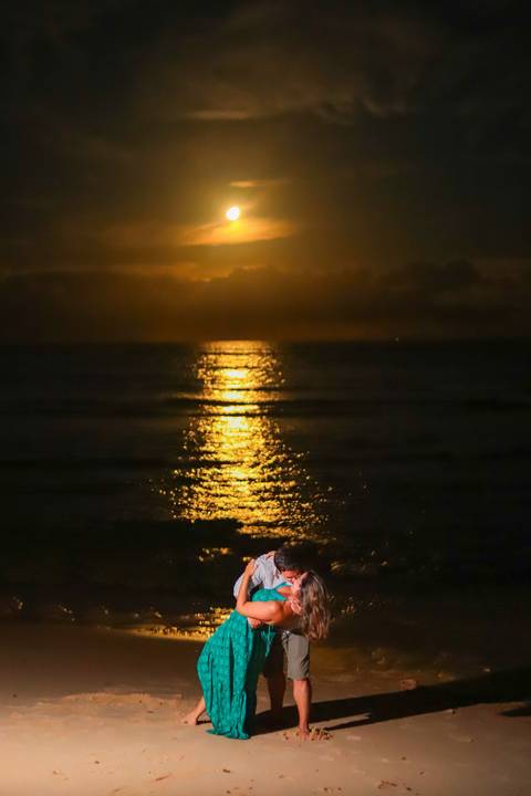 pedido de casamento especial na praia, ensaio fotográfico ao luar, fotógrafo para momentos inesquecíveis Bahia, pedido de casamento ao lado do Projeto Tamar, fotos mágicas na praia de noite, ensaio ao nascer da lua na praia, fotógrafo para pedidos de casa'