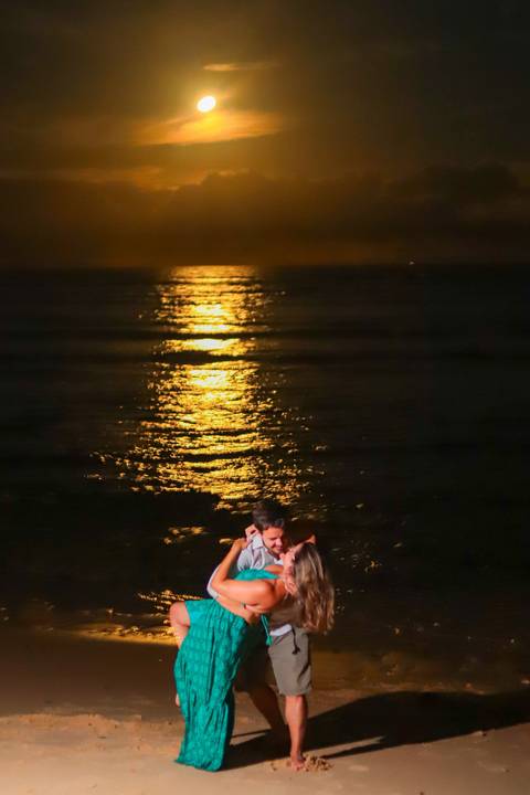 pedido de casamento especial na praia, ensaio fotográfico ao luar, fotógrafo para momentos inesquecíveis Bahia, pedido de casamento ao lado do Projeto Tamar, fotos mágicas na praia de noite, ensaio ao nascer da lua na praia, fotógrafo para pedidos de casa'