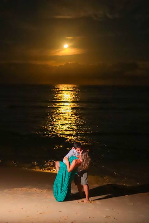 pedido de casamento especial na praia, ensaio fotográfico ao luar, fotógrafo para momentos inesquecíveis Bahia, pedido de casamento ao lado do Projeto Tamar, fotos mágicas na praia de noite, ensaio ao nascer da lua na praia, fotógrafo para pedidos de casa'