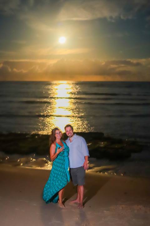 pedido de casamento especial na praia, ensaio fotográfico ao luar, fotógrafo para momentos inesquecíveis Bahia, pedido de casamento ao lado do Projeto Tamar, fotos mágicas na praia de noite, ensaio ao nascer da lua na praia, fotógrafo para pedidos de casa'