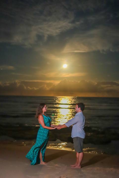 pedido de casamento especial na praia, ensaio fotográfico ao luar, fotógrafo para momentos inesquecíveis Bahia, pedido de casamento ao lado do Projeto Tamar, fotos mágicas na praia de noite, ensaio ao nascer da lua na praia, fotógrafo para pedidos de casa'