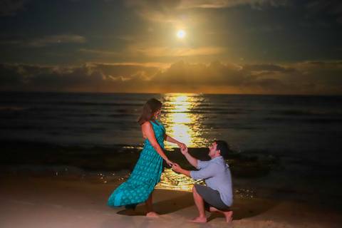 pedido de casamento especial na praia, ensaio fotográfico ao luar, fotógrafo para momentos inesquecíveis Bahia, pedido de casamento ao lado do Projeto Tamar, fotos mágicas na praia de noite, ensaio ao nascer da lua na praia, fotógrafo para pedidos de casa'