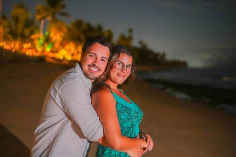 pedido de casamento especial na praia, ensaio fotográfico ao luar, fotógrafo para momentos inesquecíveis Bahia, pedido de casamento ao lado do Projeto Tamar, fotos mágicas na praia de noite, ensaio ao nascer da lua na praia, fotógrafo para pedidos de casa'