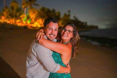 pedido de casamento especial na praia, ensaio fotográfico ao luar, fotógrafo para momentos inesquecíveis Bahia, pedido de casamento ao lado do Projeto Tamar, fotos mágicas na praia de noite, ensaio ao nascer da lua na praia, fotógrafo para pedidos de casa'