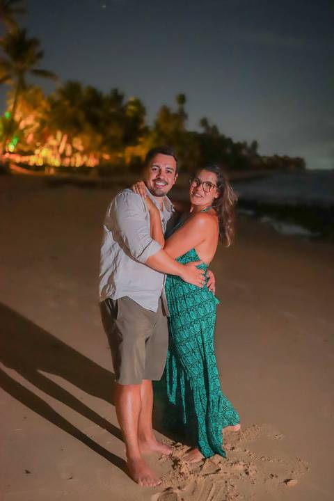 pedido de casamento especial na praia, ensaio fotográfico ao luar, fotógrafo para momentos inesquecíveis Bahia, pedido de casamento ao lado do Projeto Tamar, fotos mágicas na praia de noite, ensaio ao nascer da lua na praia, fotógrafo para pedidos de casa'