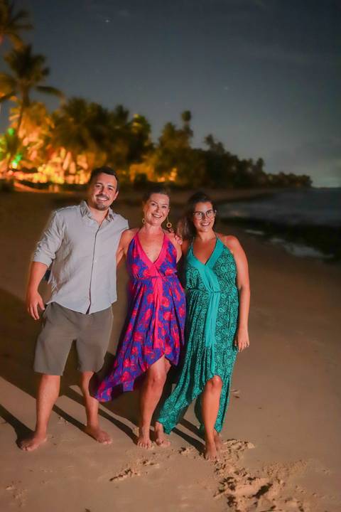 pedido de casamento especial na praia, ensaio fotográfico ao luar, fotógrafo para momentos inesquecíveis Bahia, pedido de casamento ao lado do Projeto Tamar, fotos mágicas na praia de noite, ensaio ao nascer da lua na praia, fotógrafo para pedidos de casa'