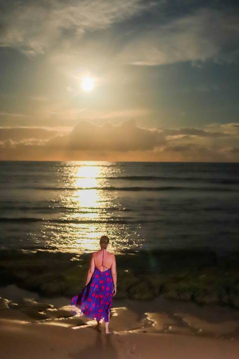 pedido de casamento especial na praia, ensaio fotográfico ao luar, fotógrafo para momentos inesquecíveis Bahia, pedido de casamento ao lado do Projeto Tamar, fotos mágicas na praia de noite, ensaio ao nascer da lua na praia, fotógrafo para pedidos de casa'