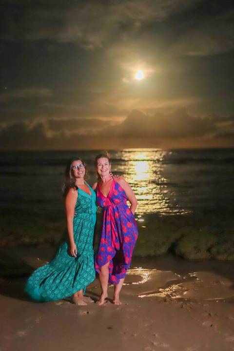 pedido de casamento especial na praia, ensaio fotográfico ao luar, fotógrafo para momentos inesquecíveis Bahia, pedido de casamento ao lado do Projeto Tamar, fotos mágicas na praia de noite, ensaio ao nascer da lua na praia, fotógrafo para pedidos de casa'